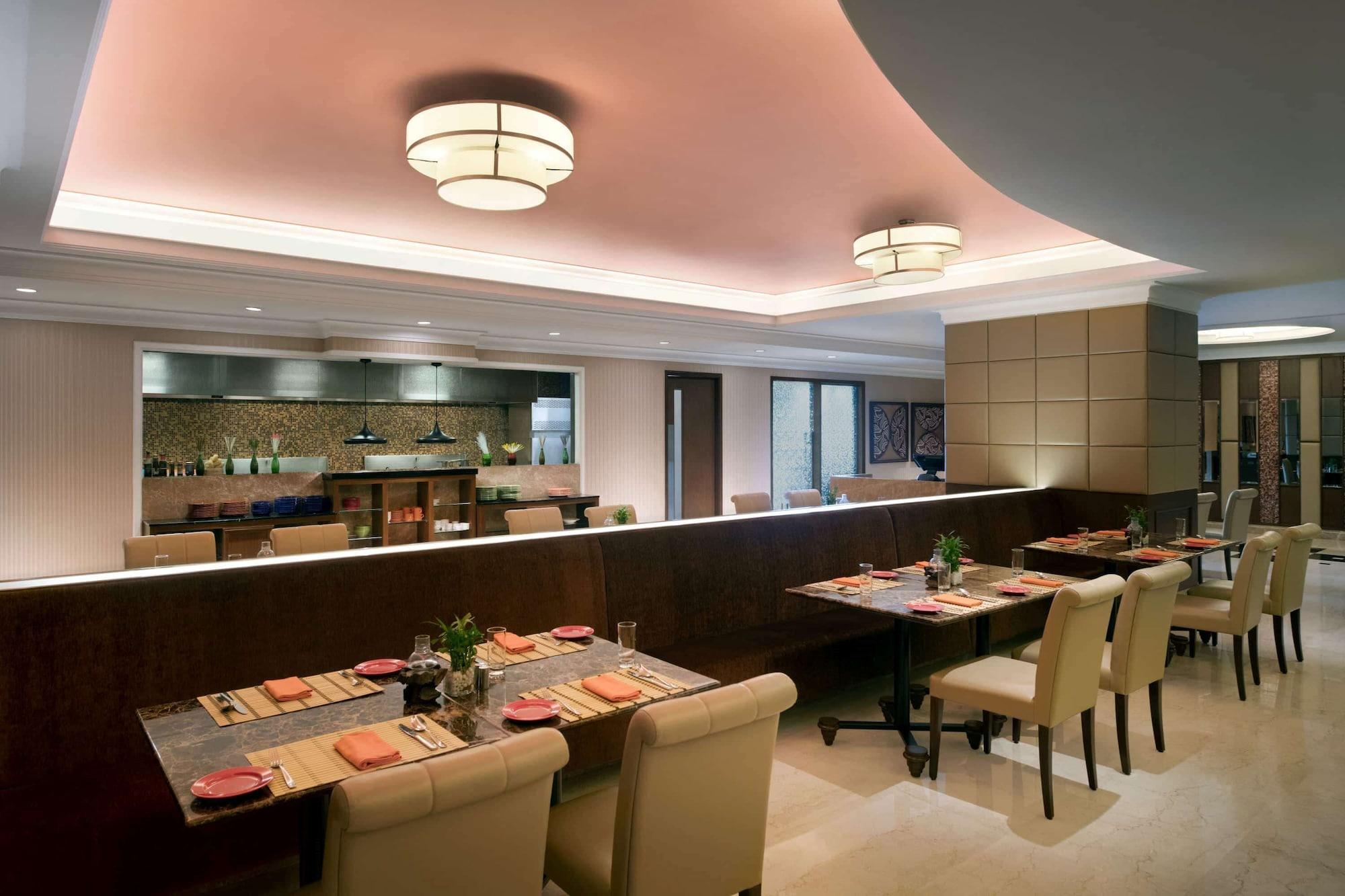 Restaurant Ramada Plaza by Wyndham Chennai