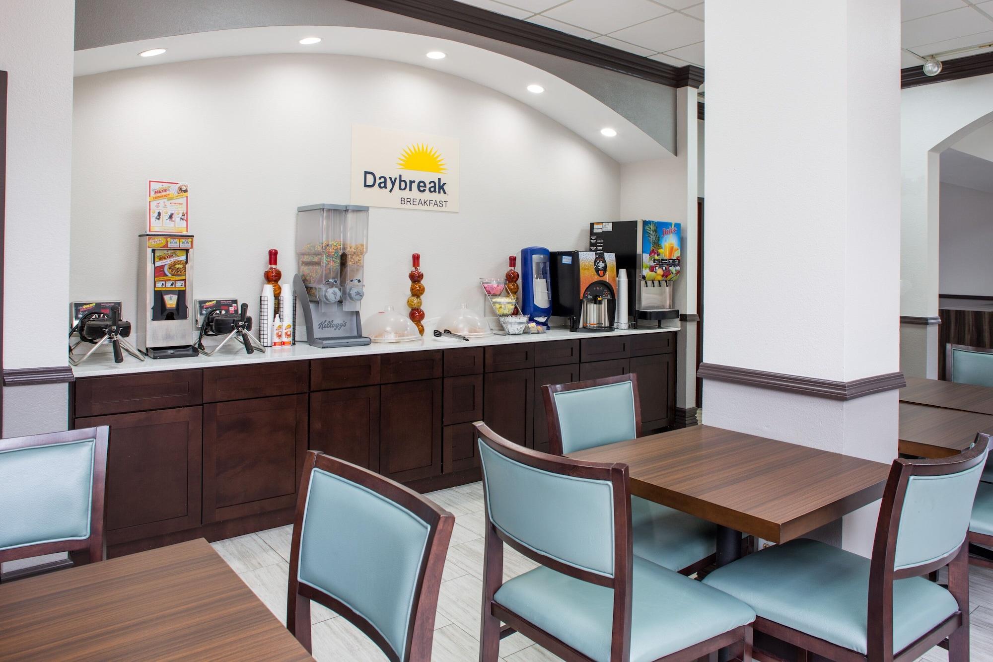 Restaurant Days Inn & Suites by Wyndham Orlando Airport