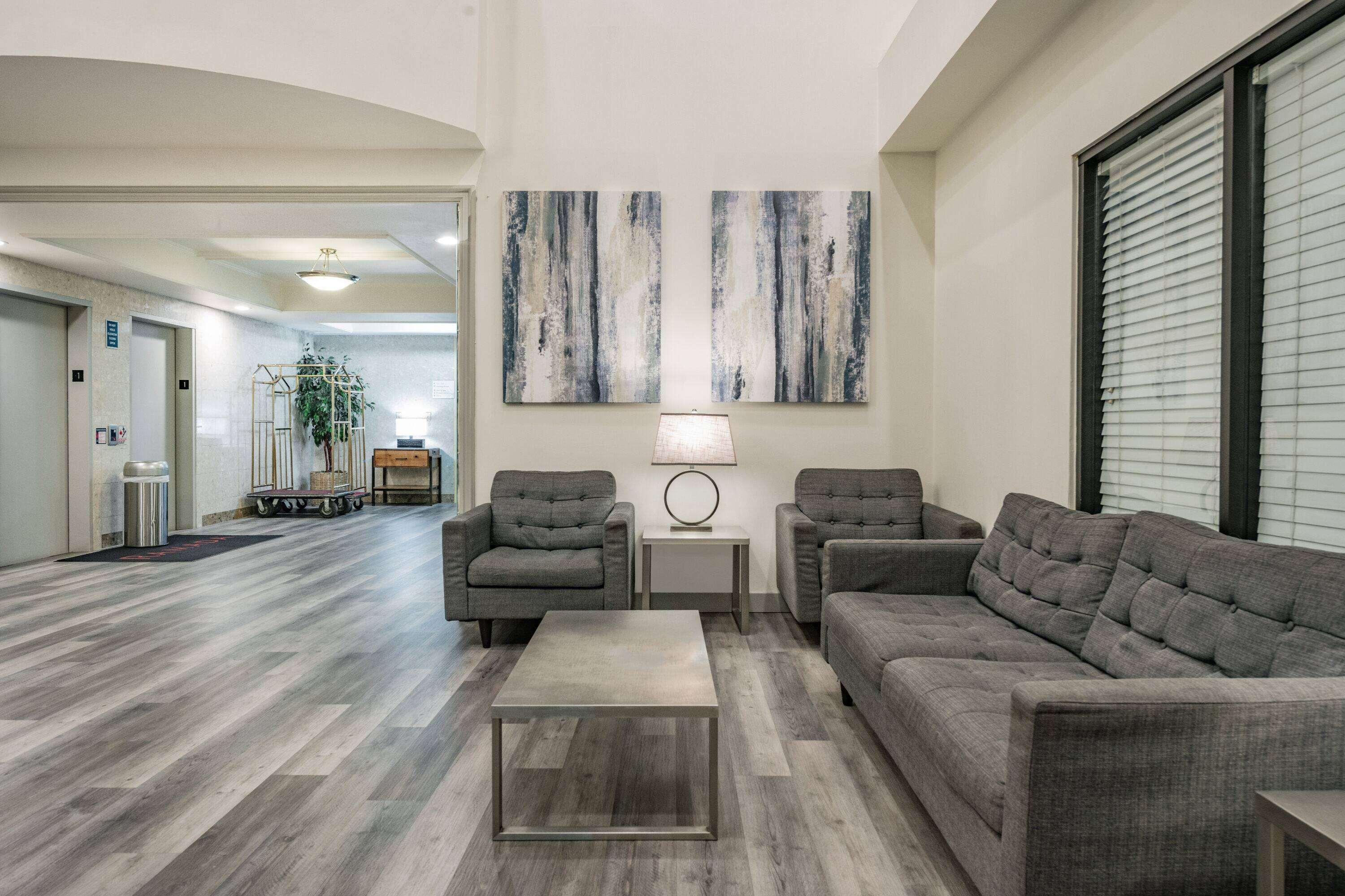 Vista Lobby Ramada by Wyndham Bakersfield North