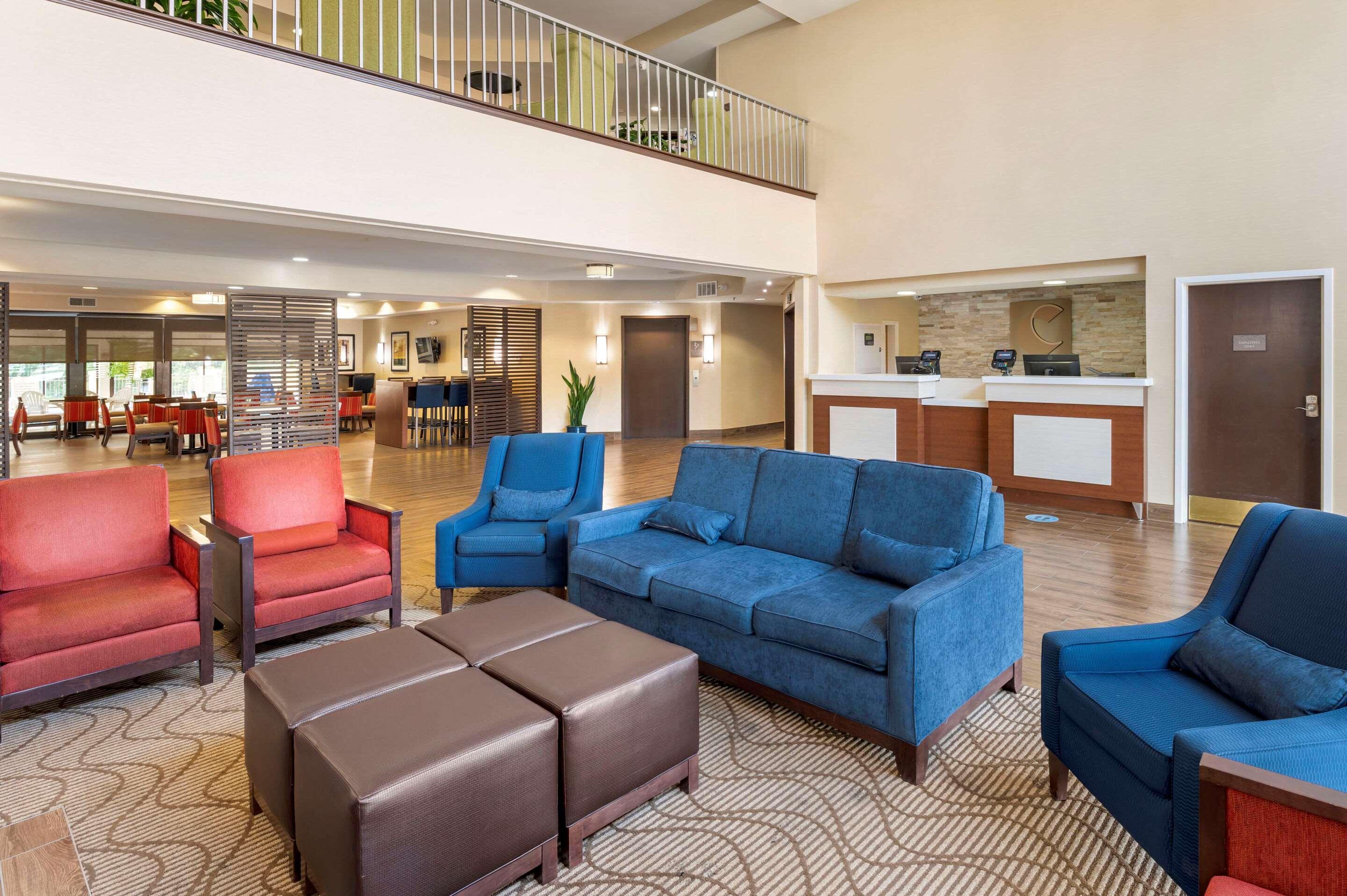 Vista Lobby Comfort Suites Lafayette University Area