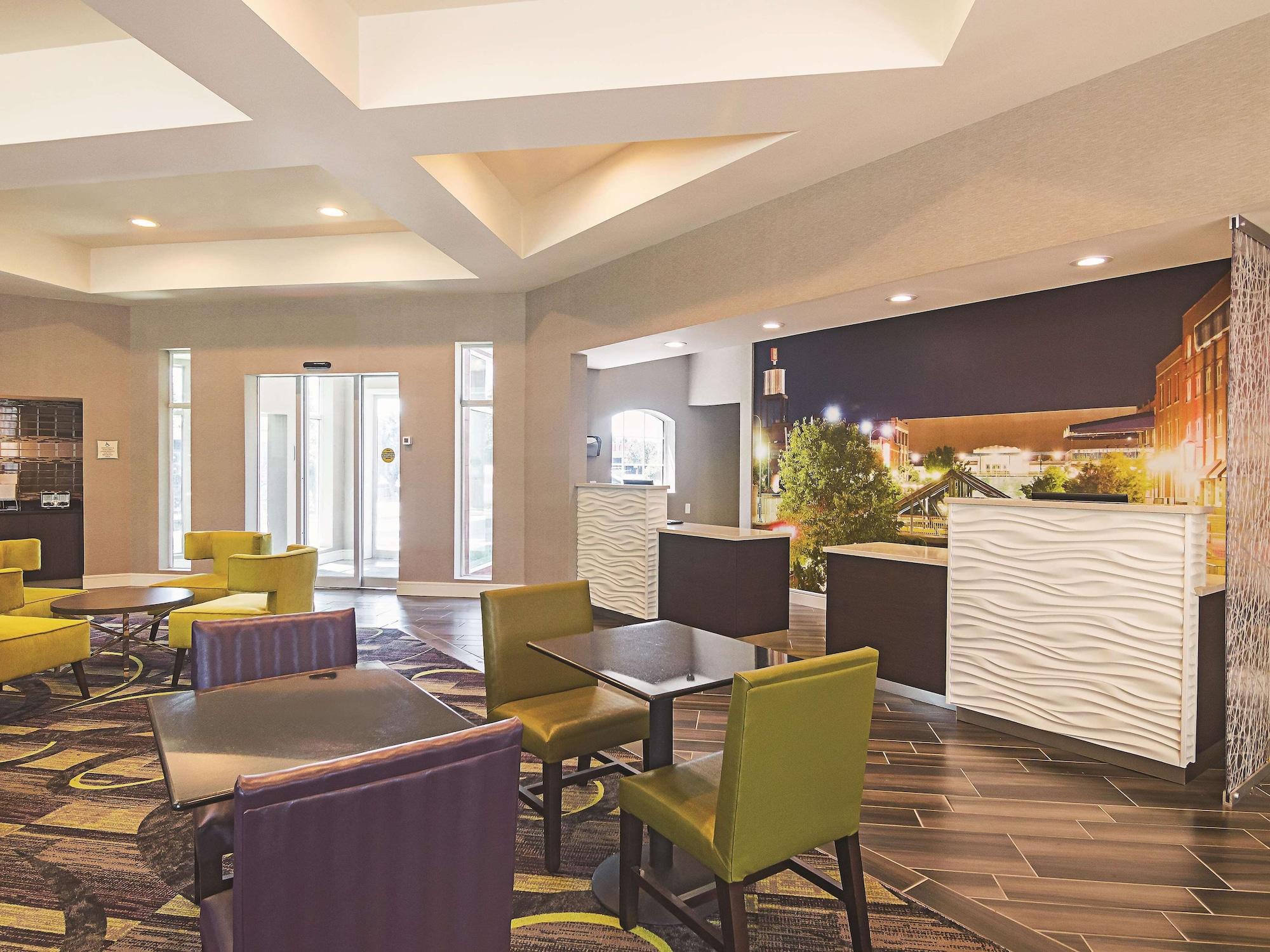 Vista Lobby La Quinta Inn & Suites by Wyndham Oklahoma City - NW Expwy