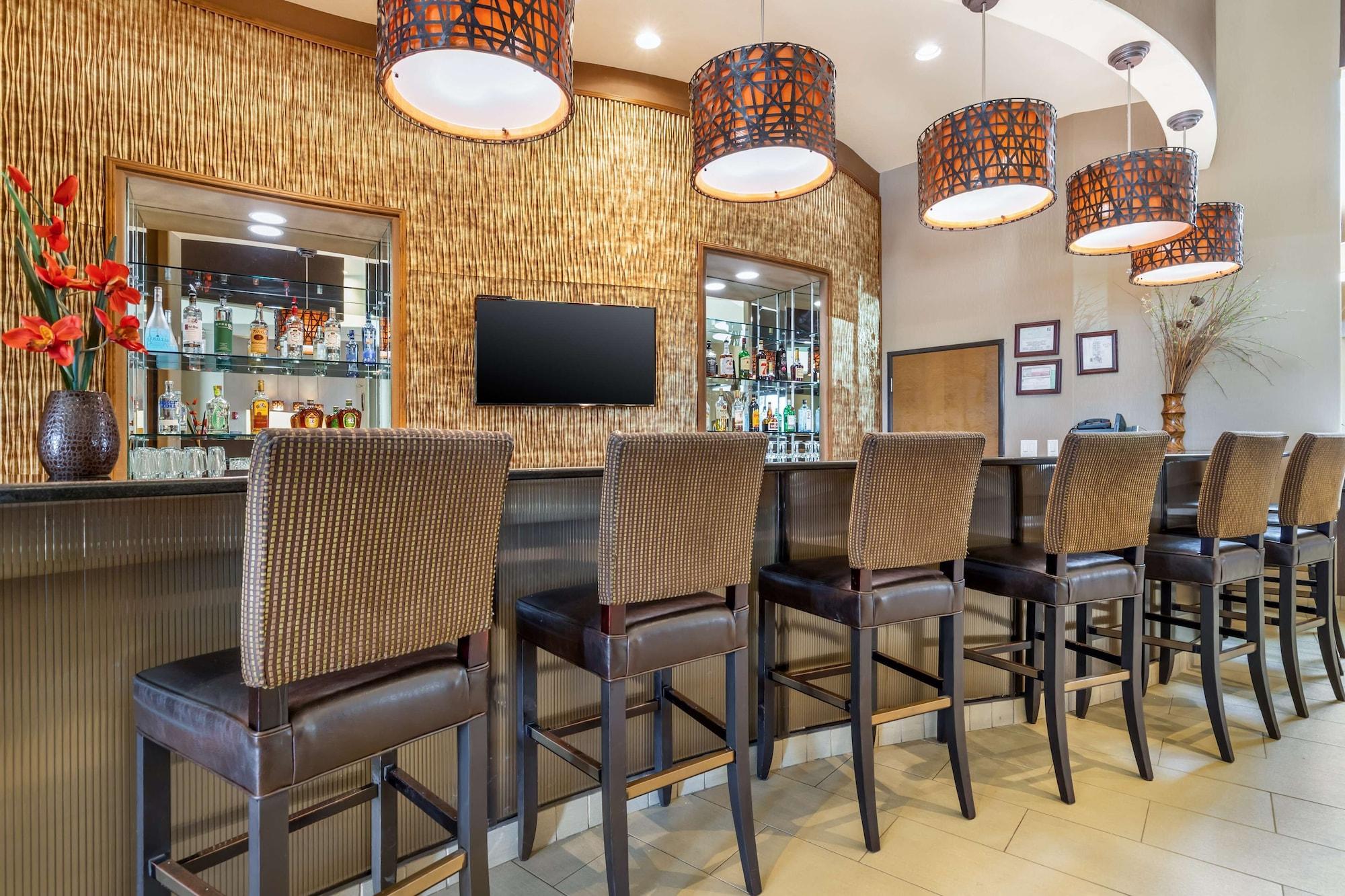 Bar/Salón Best Western Plus Lackland Hotel & Suites