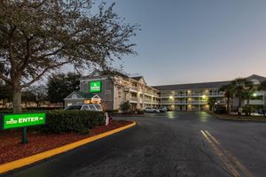 HomeTowne Studios by Red Roof Orlando South