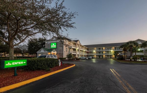 HomeTowne Studios by Red Roof Orlando South - Hoteles en Orlando, Florida