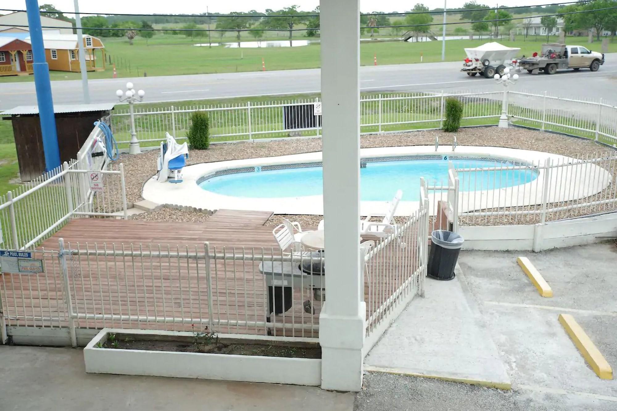Varios Giddings Executive Inn
