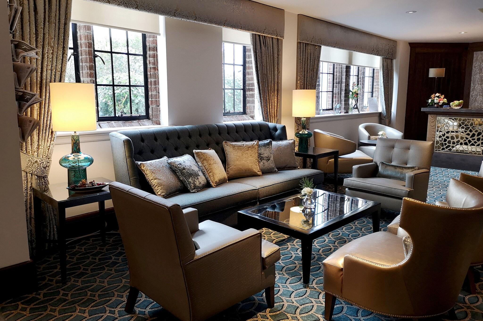 Vista Lobby Western House Hotel