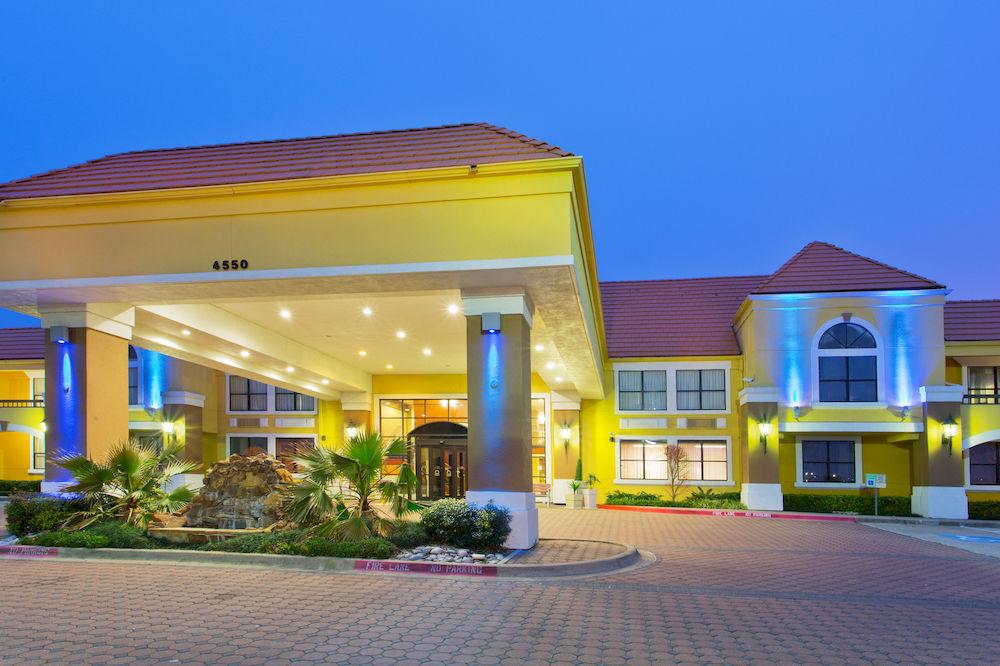 Vista Exterior Holiday Inn Express & Suites Irving Dfw Airport North
