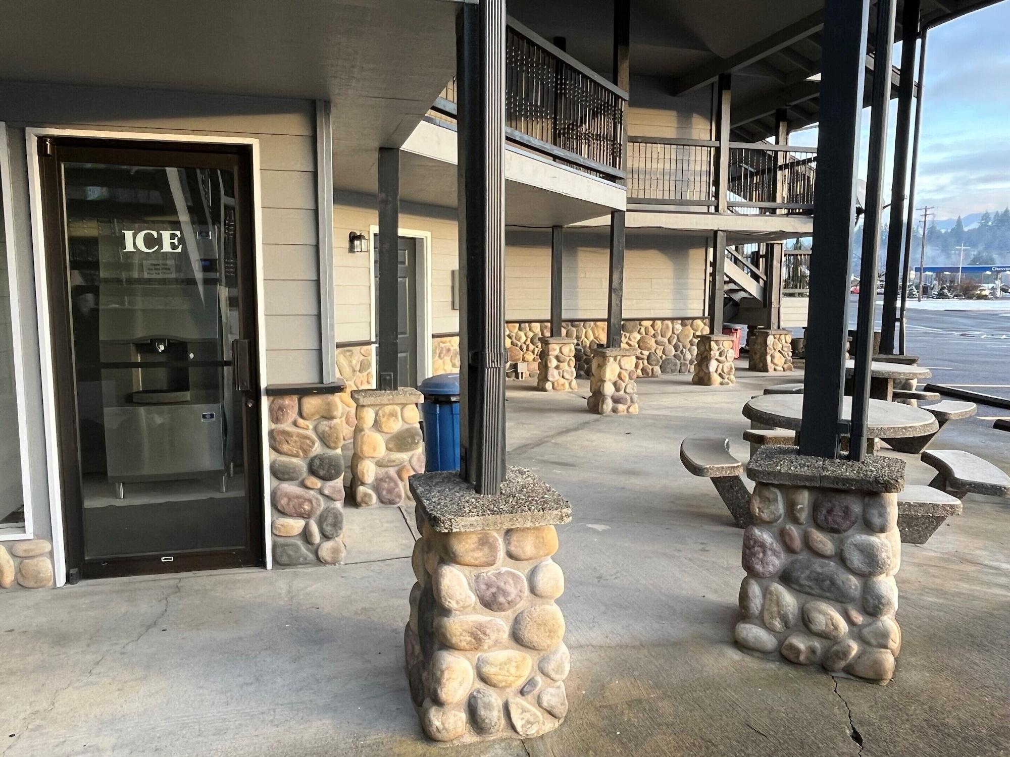 Vista Exterior Seasons Motel