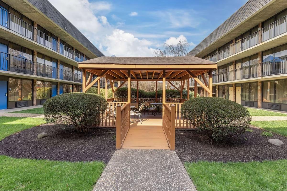 Varios Suburban Studios Tysons Corner