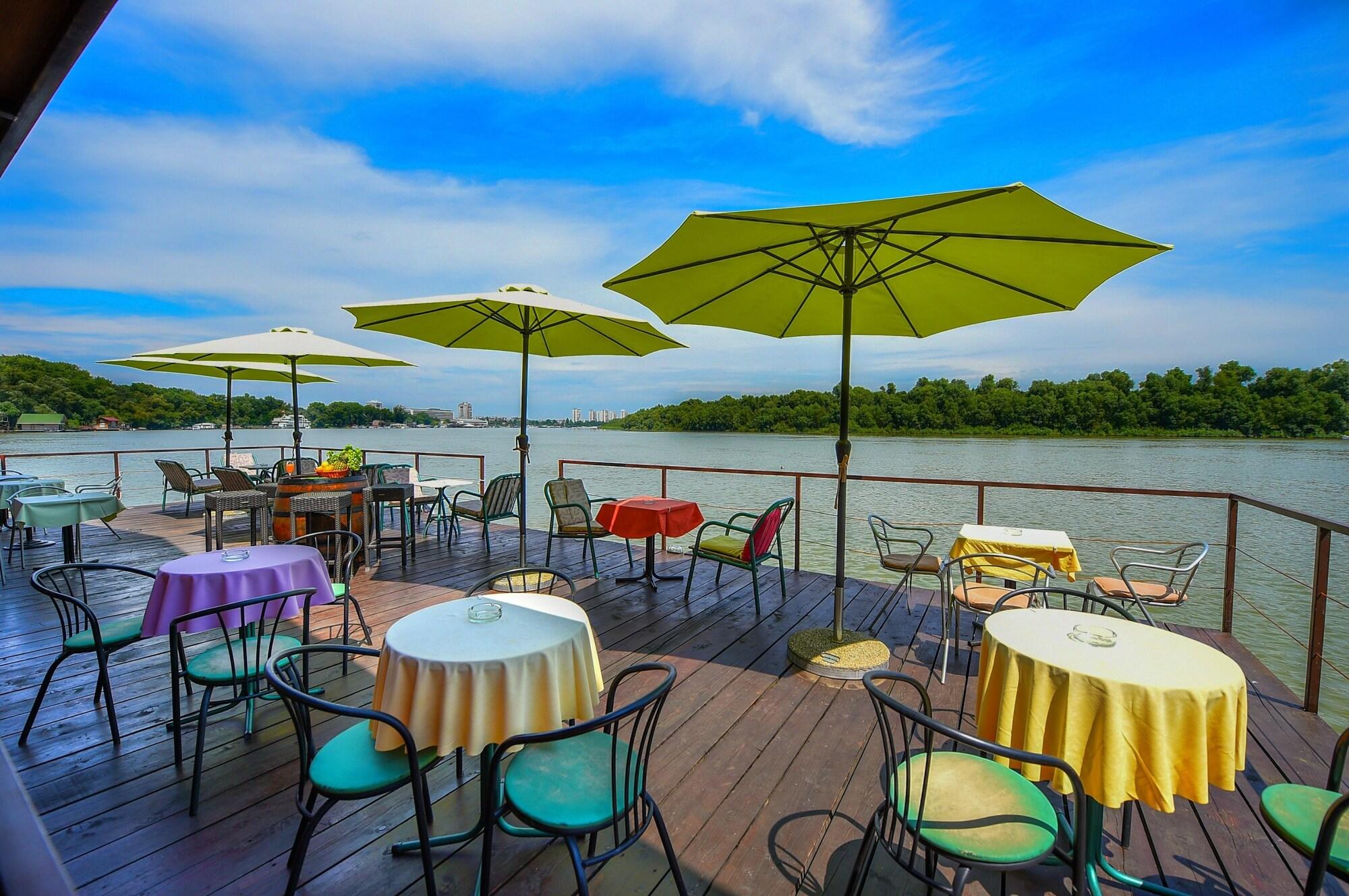 Restaurant San Art Floating Hostel&Apartments