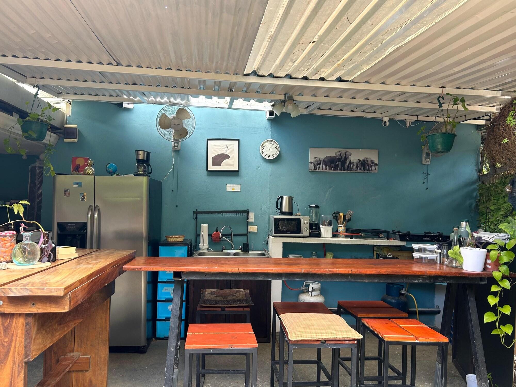 Vista Exterior The Backside House  - Women Only -