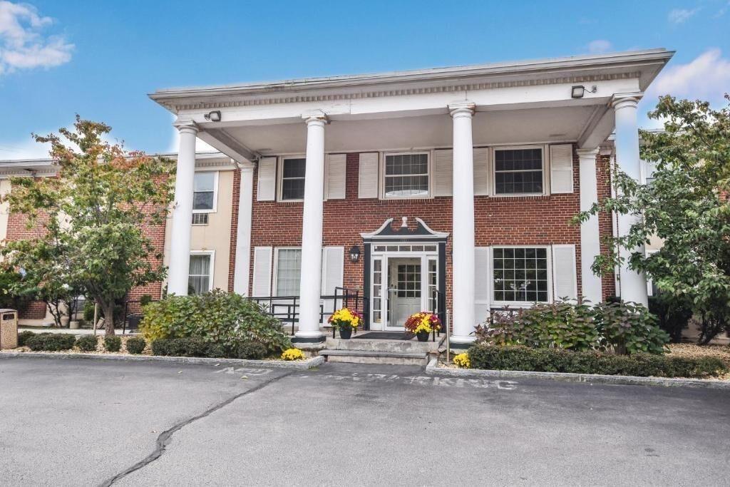 Varios Charles River Inn