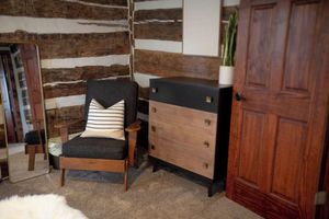 Alquiler Vacacional - Beautiful and Historic Log Cabin: cozy, quiet, huge hot tub! Quiet getaway!