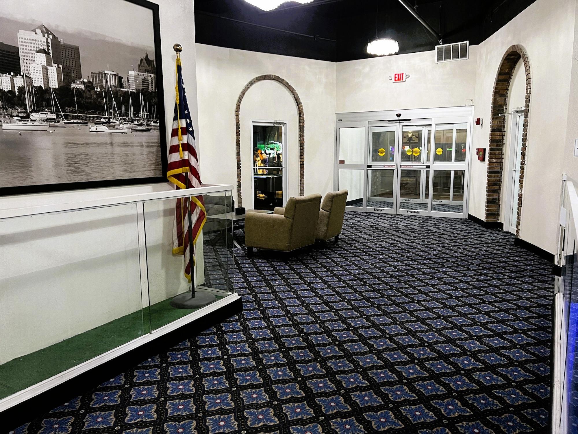 Vista Lobby Baymont by Wyndham Delavan Near Lake Geneva