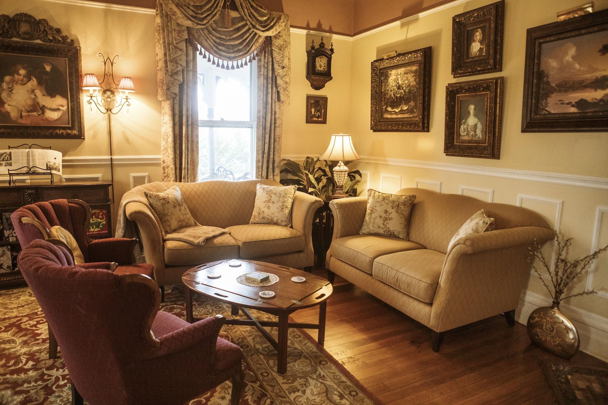 Bar/Salón Biltmore Village Inn B&B