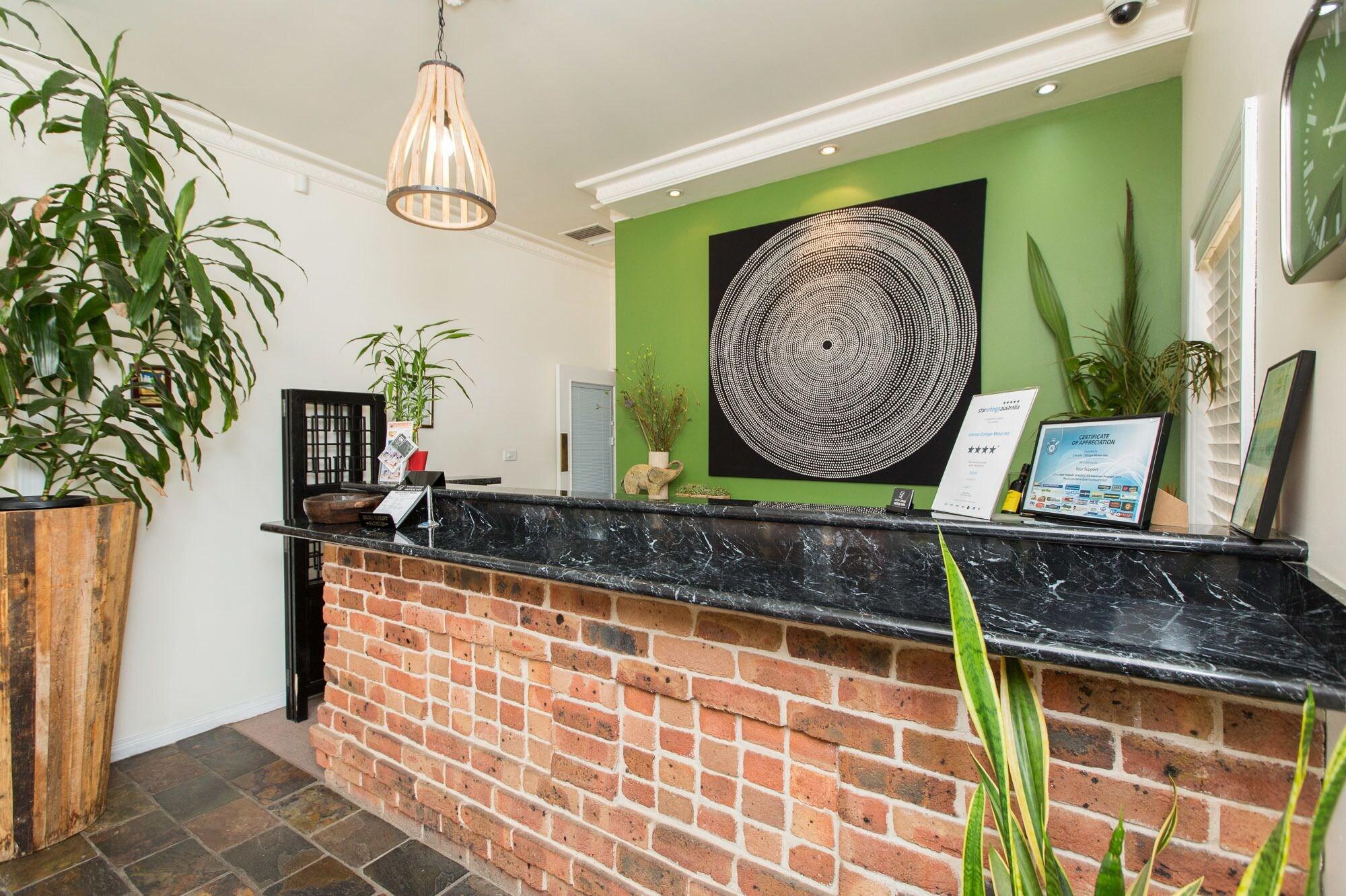 Vista Lobby Lincoln Cottage Motor Inn