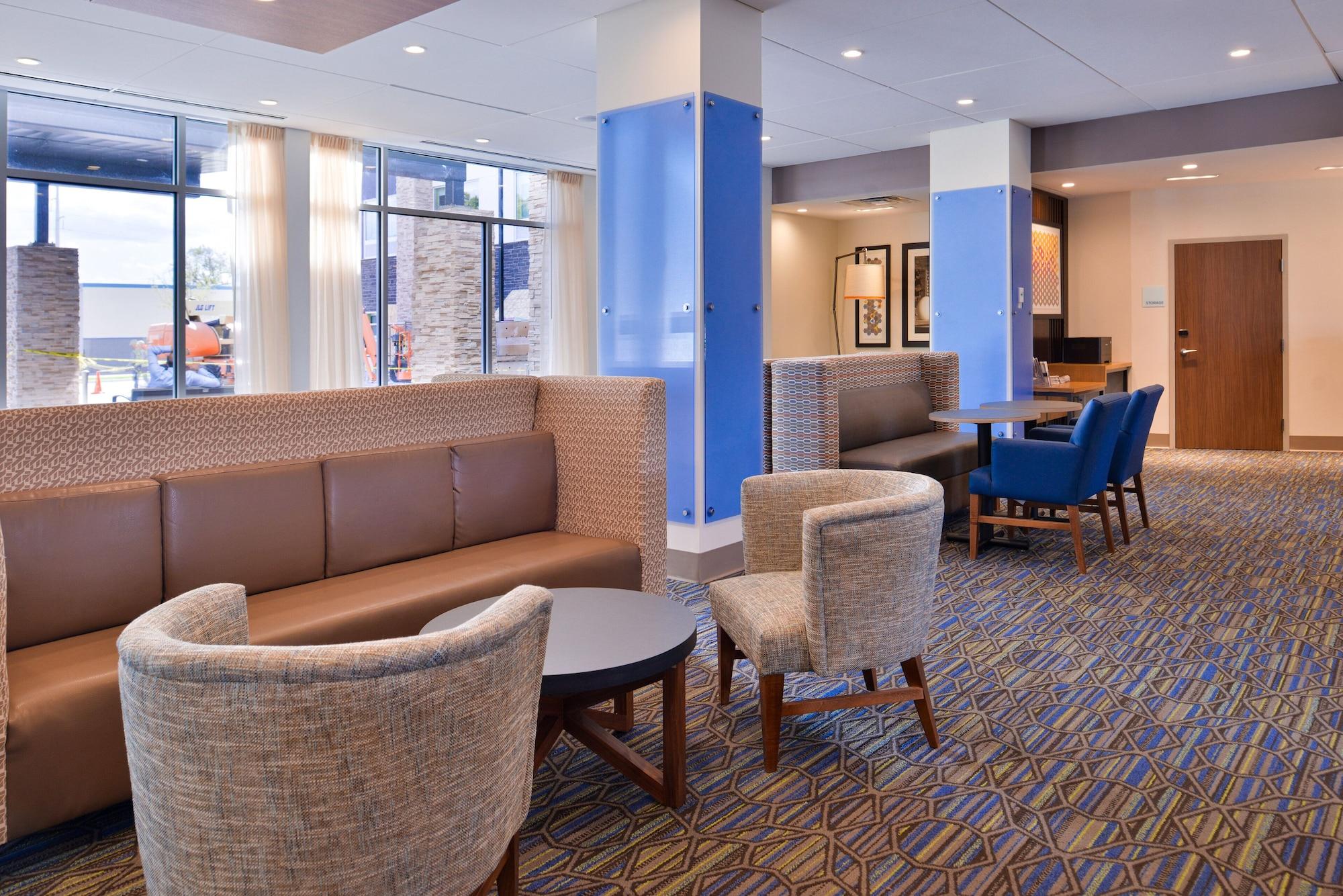 Vista Lobby Holiday Inn Express & Suites Mall of America - MSP Airport by IHG