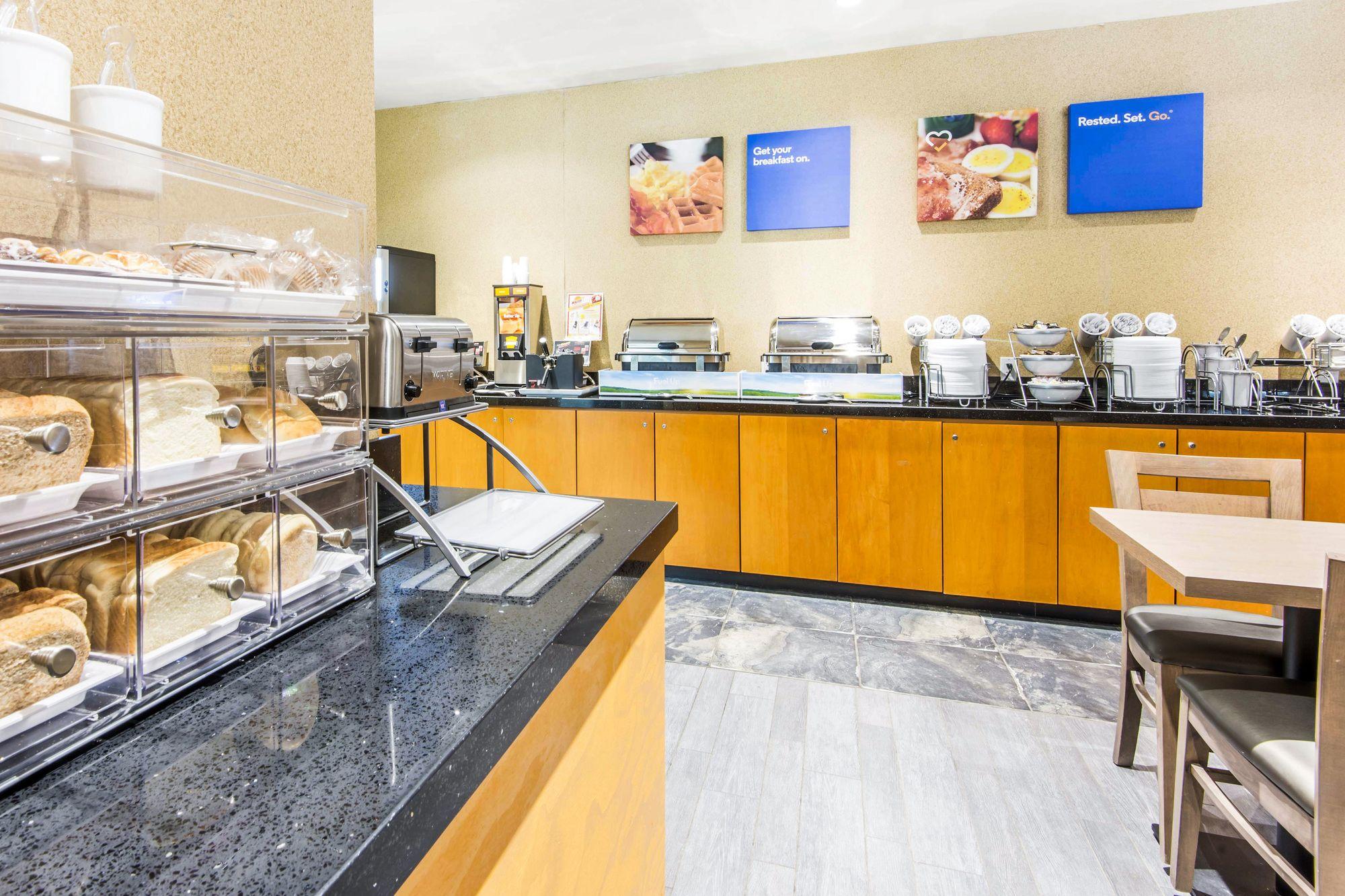 HOLIDAY INN EXPRESS HOTEL AND SUITES COLLINGWOOD-BLUE MOUNTAIN