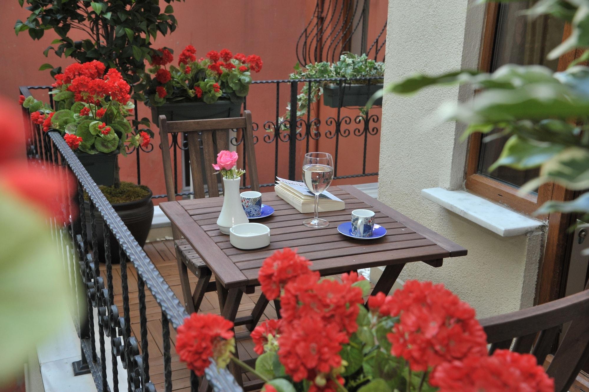 Restaurant Three Apples Suites and Hotel