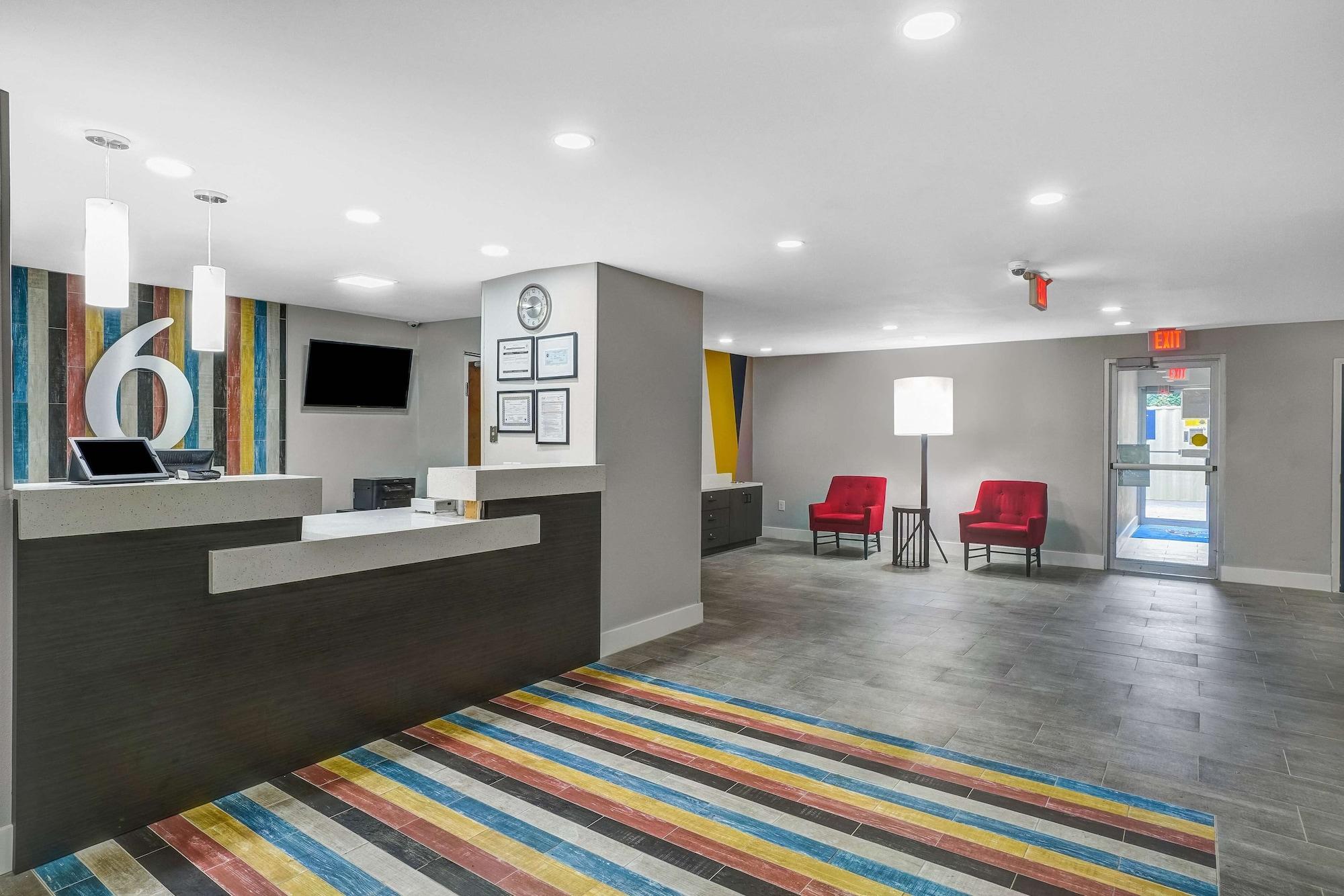 Vista Lobby Studio 6 Duluth, GA - Near Gas South District