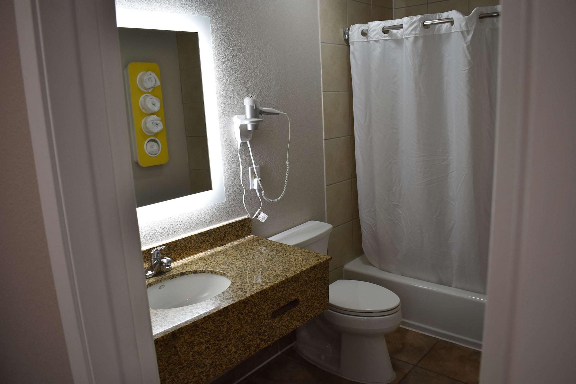 Equipamiento de Habitación Days Inn by Wyndham San Antonio Alamo/Riverwalk