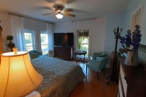 Alojamiento - Charming bed & breakfast with WiFi and AC in historic Strongsville