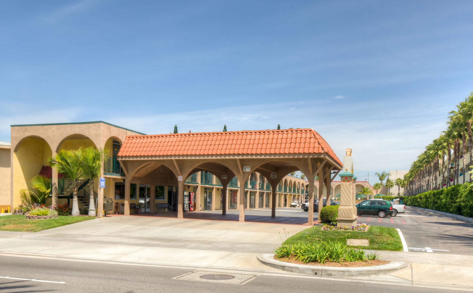 Vista Exterior Kings Inn Anaheim at the Park & Convention Center