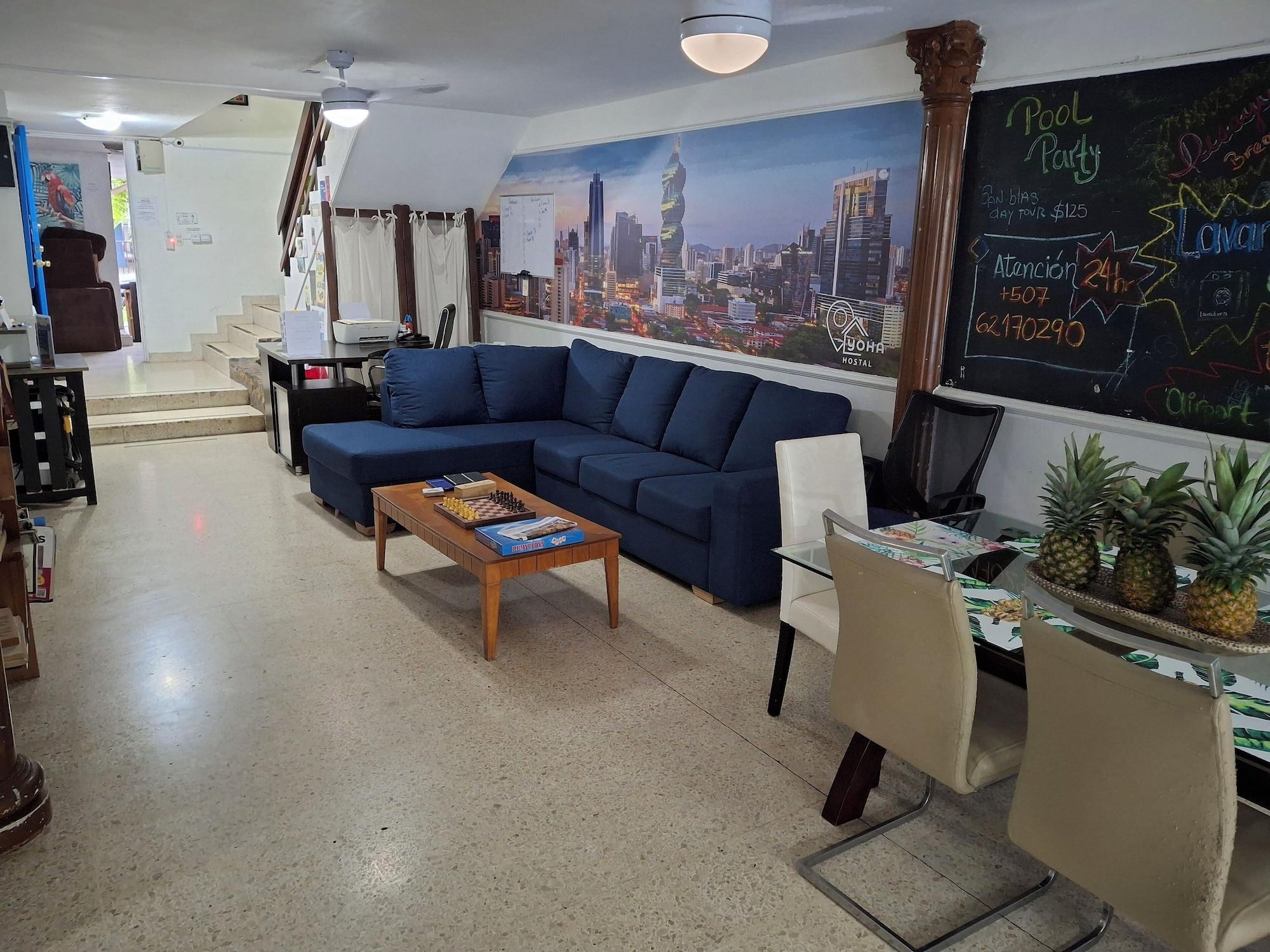 Sala de Reuniones Hostal Yoha