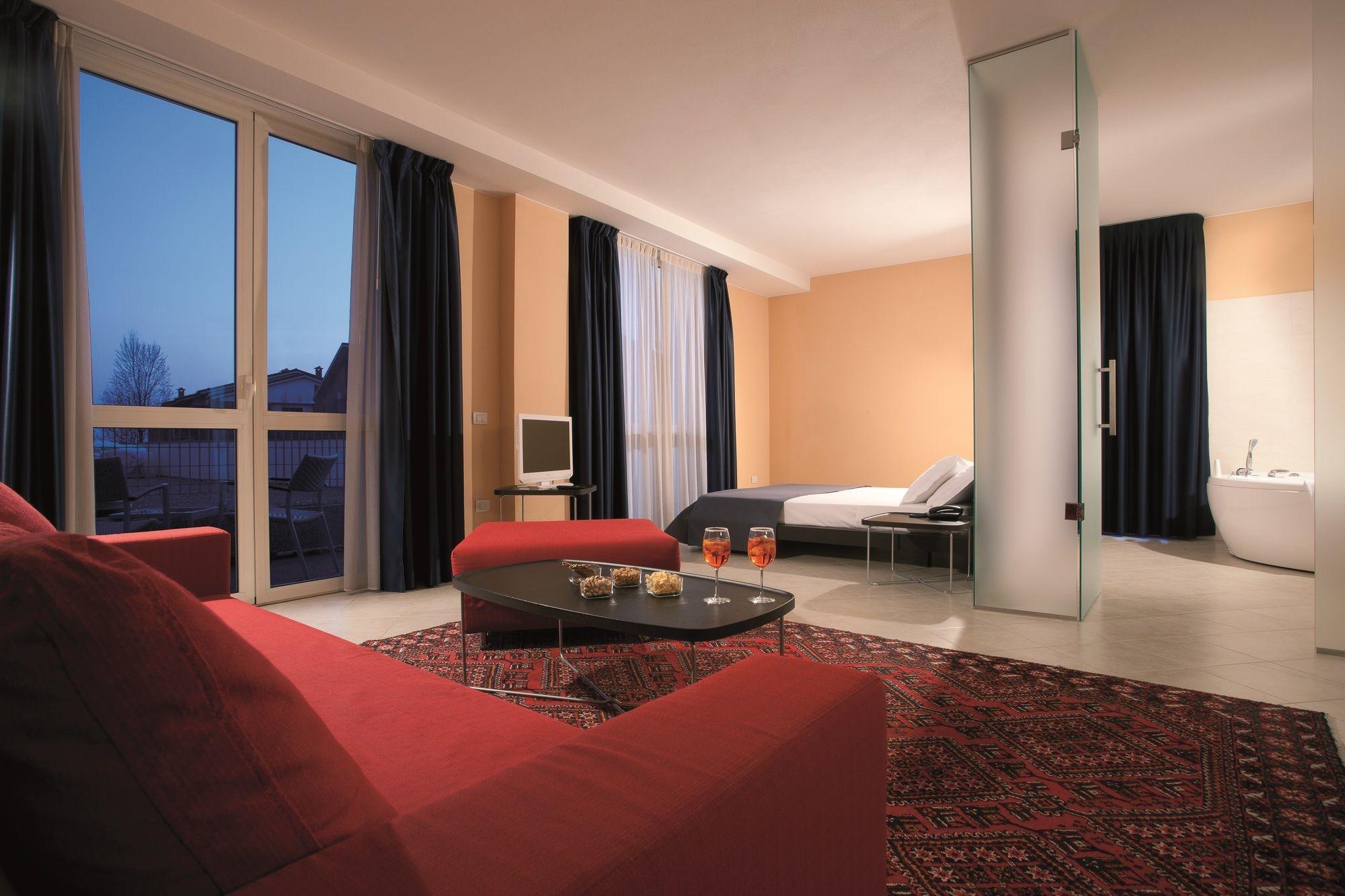 Varios Hotel Rosso Frizzante