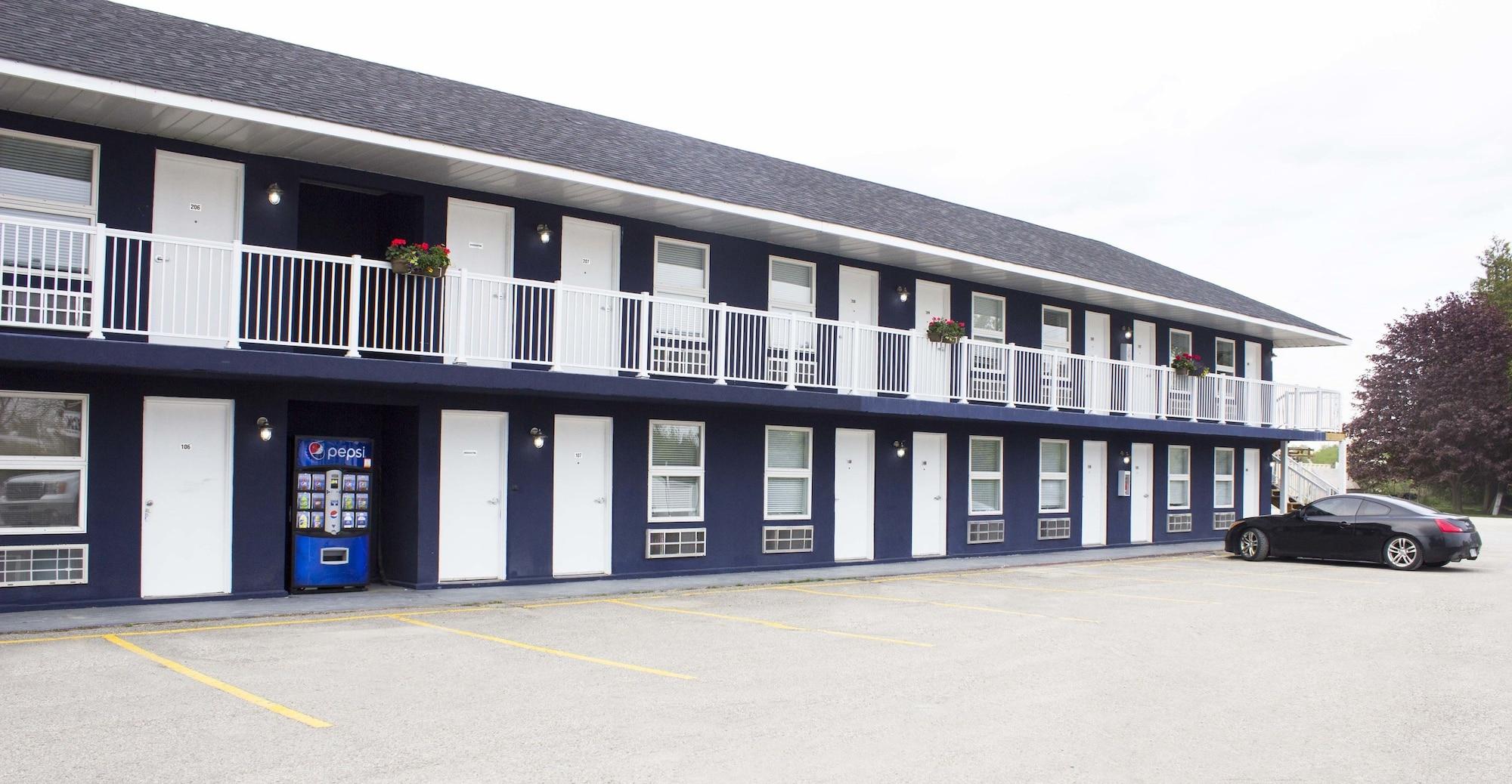 Vista Exterior Bowmanville Marina Inn & Suites