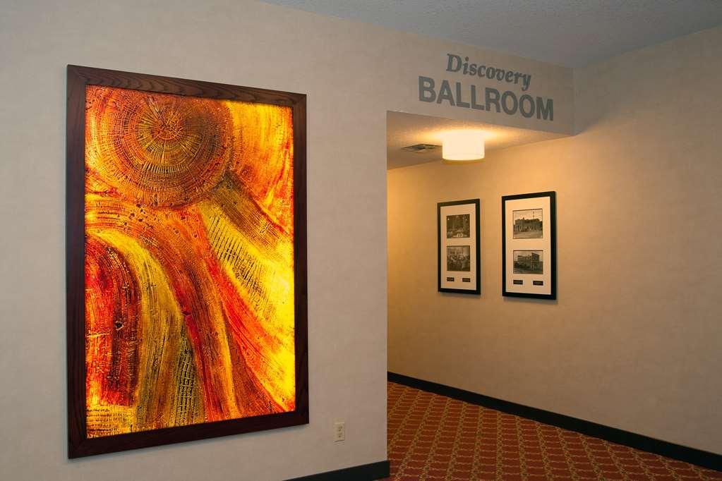 Centro de Negocios Best Western Premier Denham Inn & Suites