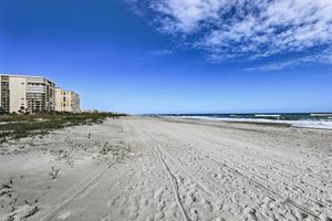 Alquiler Vacacional - Central Cocoa Beach Condo w/ View, Steps to Beach!