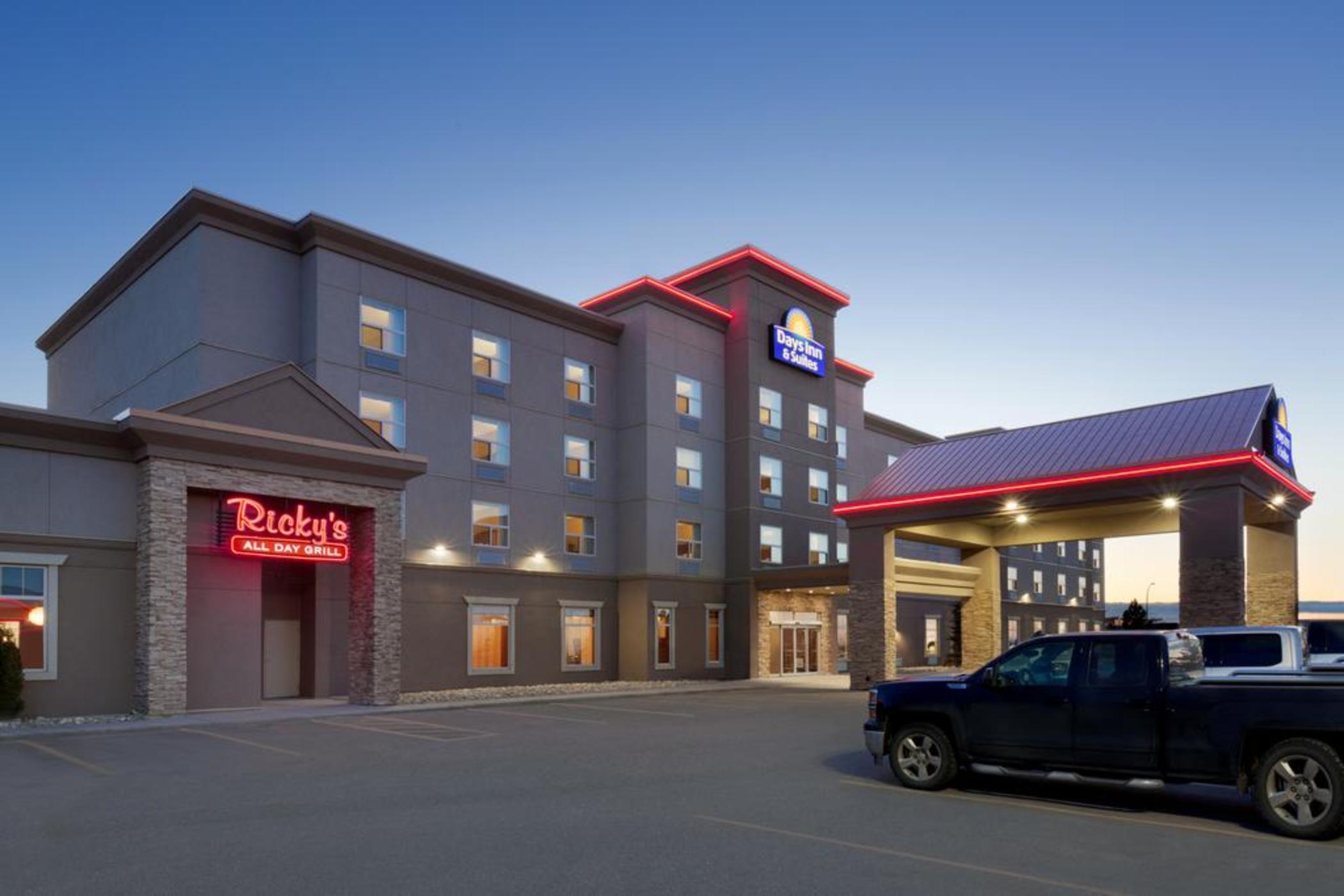 Vista Exterior Days Inn & Suites by Wyndham Edmonton Airport
