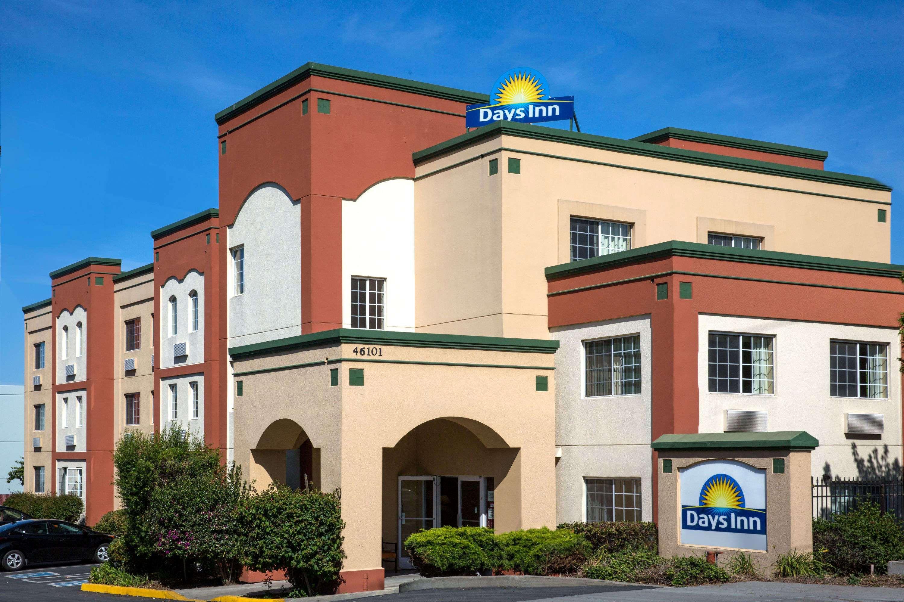 Vista Exterior Days Inn by Wyndham Fremont