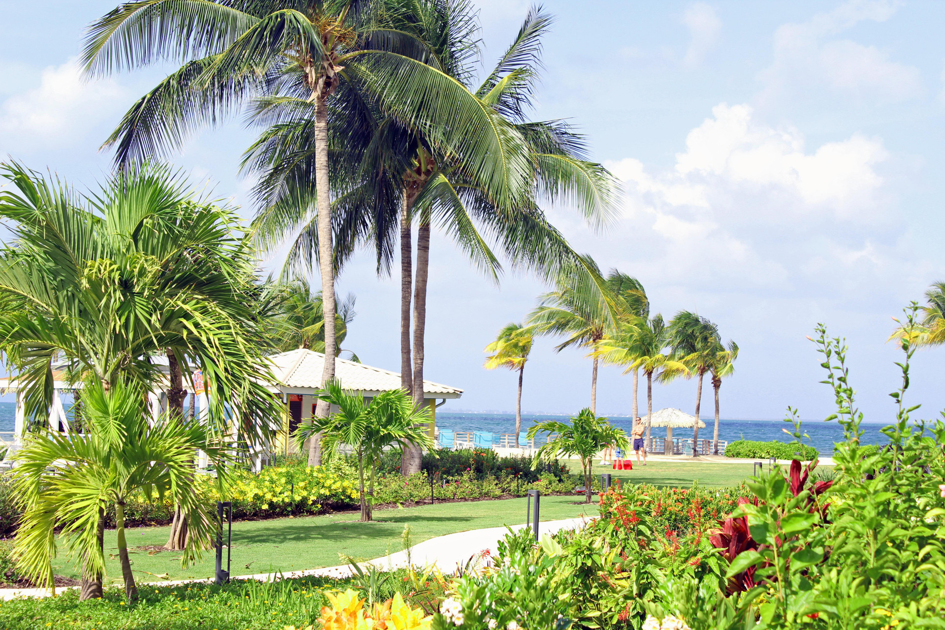 Vista Exterior Holiday Inn Resort Grand Cayman 