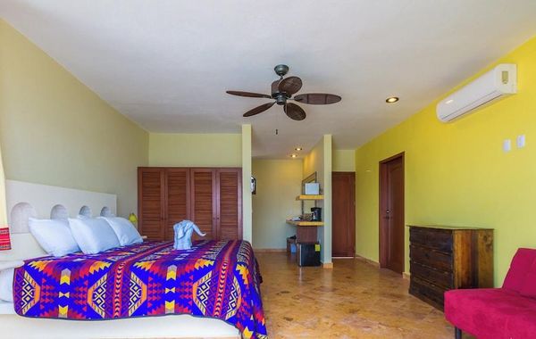 Casa de Cinco Caballos! Hot Tub/Seasonal Heated pool! Overlooking The Caribbean - Hoteles cerca de Playa Norte en Isla Mujeres