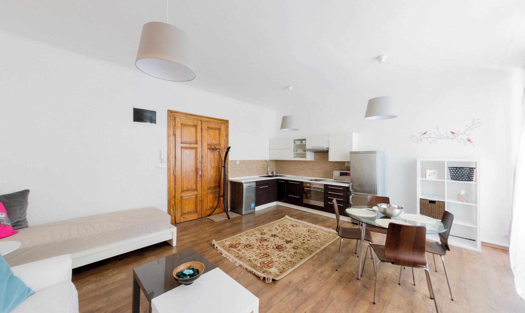 Varios Old Town - Templova Apartments