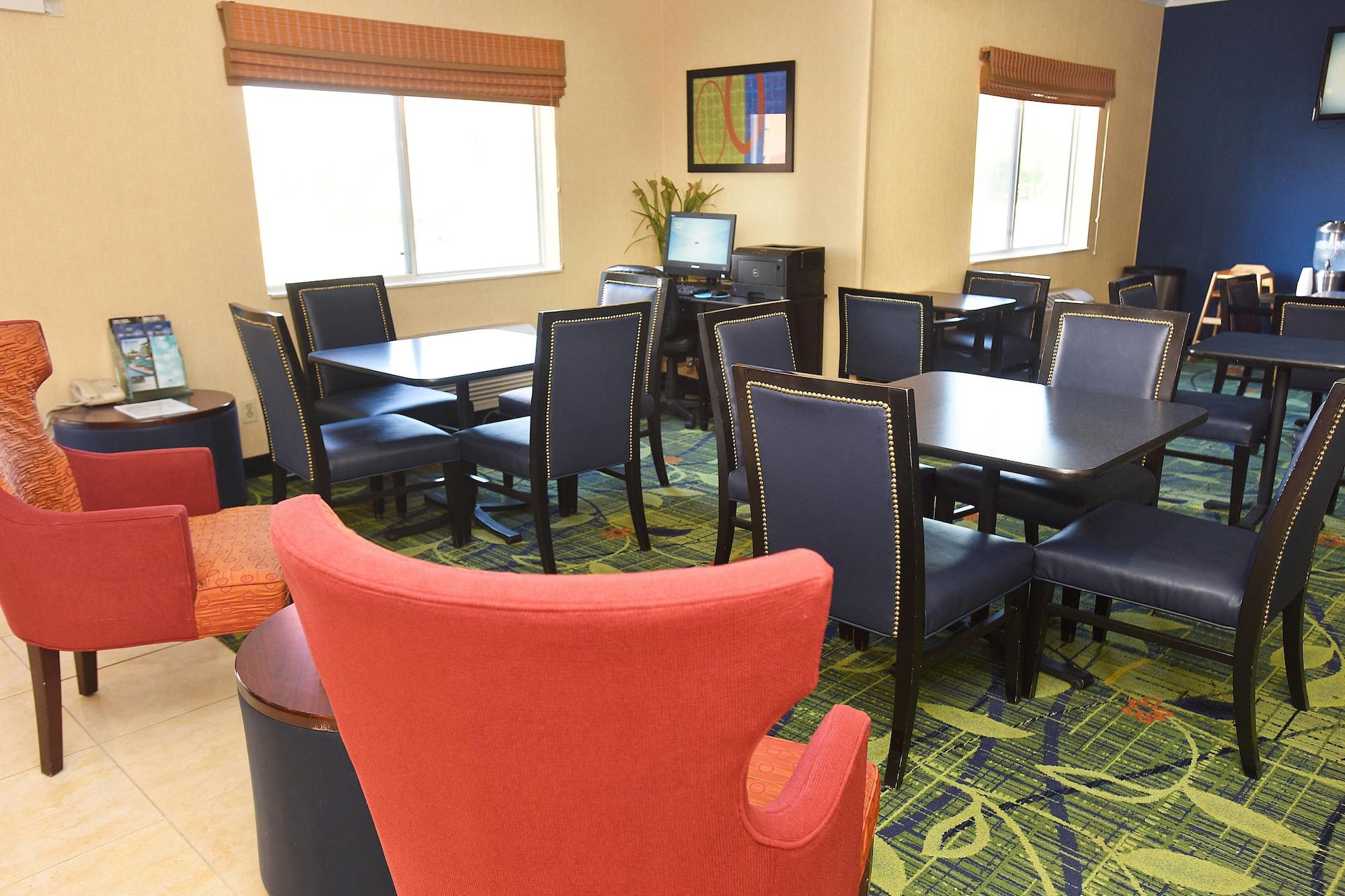 Vista Lobby AmericInn by Wyndham Topeka