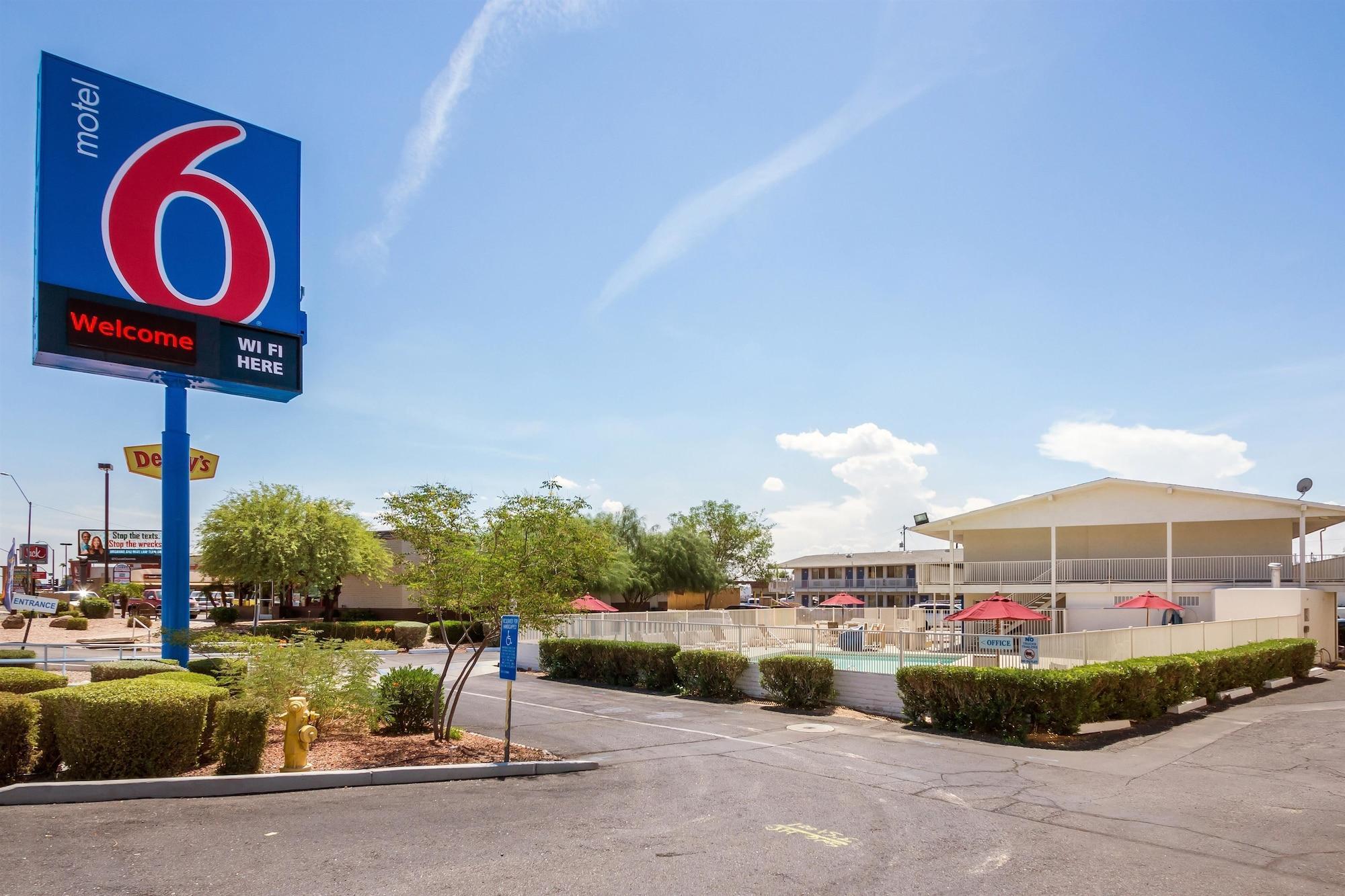 Vista Exterior Motel 6 Youngtown Az Phoenix Sun City