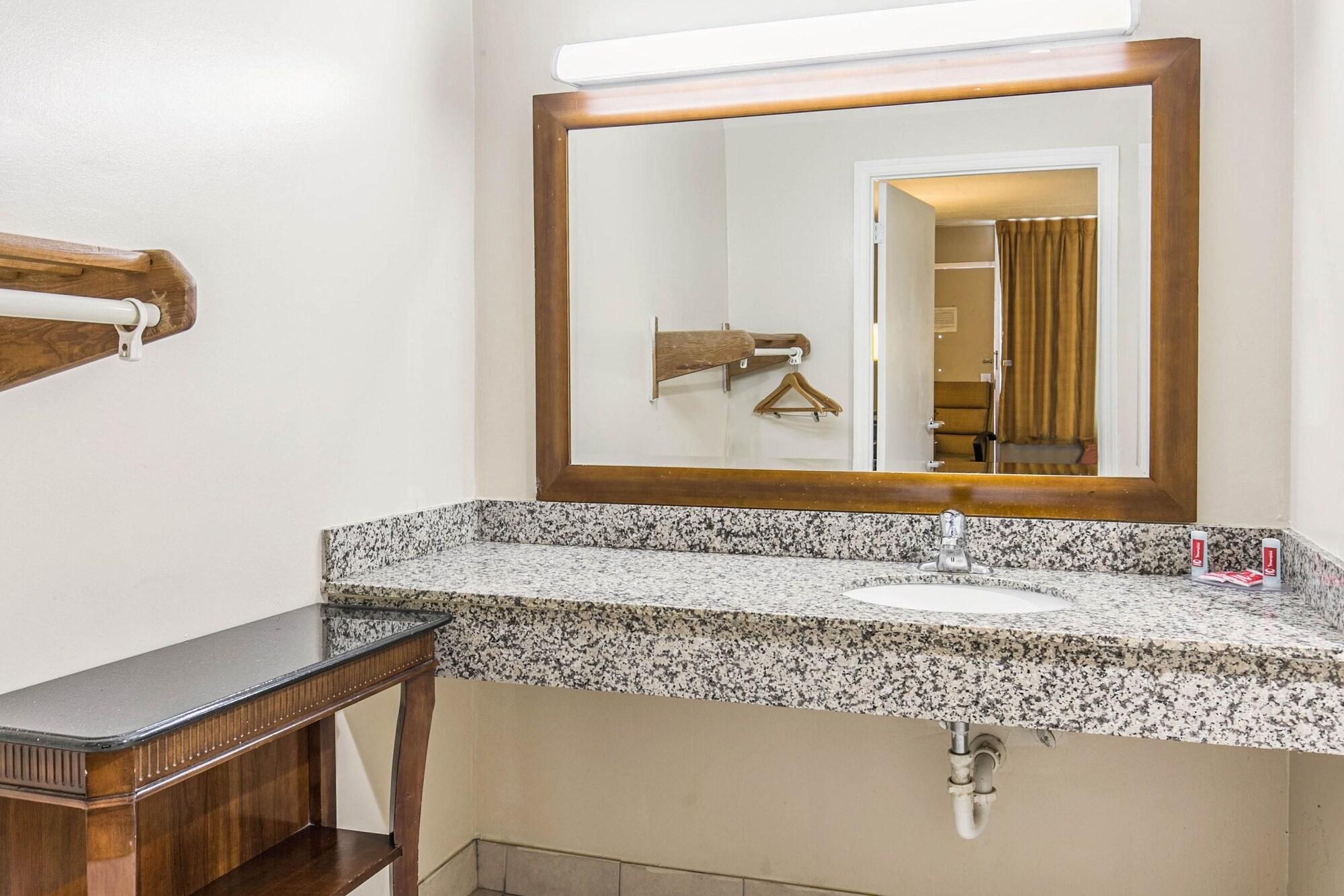 Equipamiento de Habitación Econo Lodge North