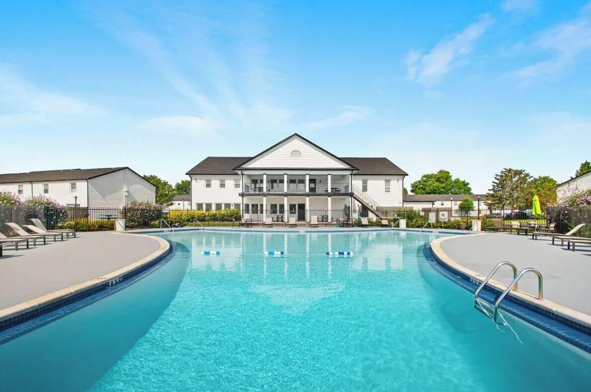 Varios Lake Castleton Apartments by Barsala
