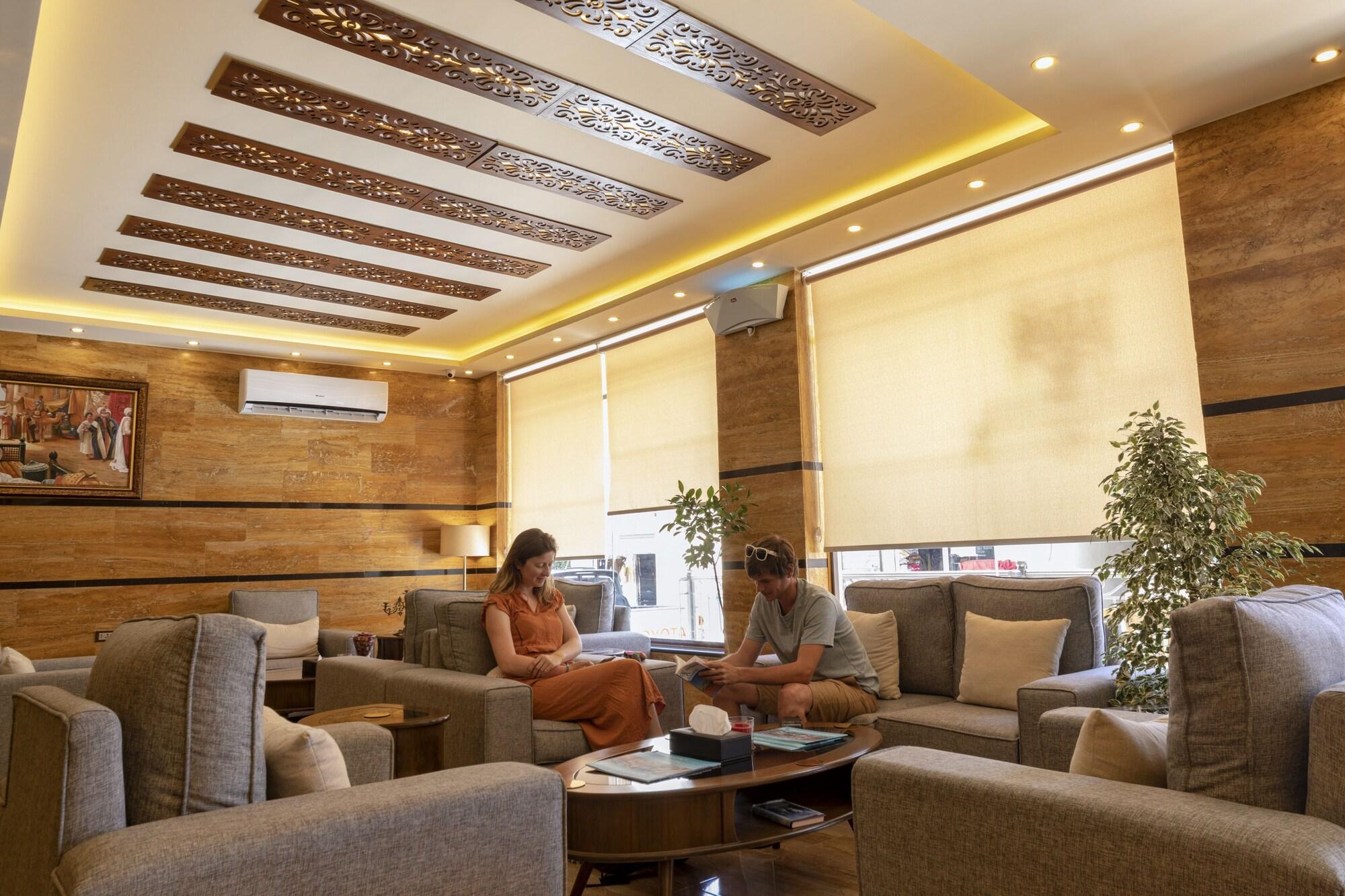 Vista Lobby Town Season Hotel