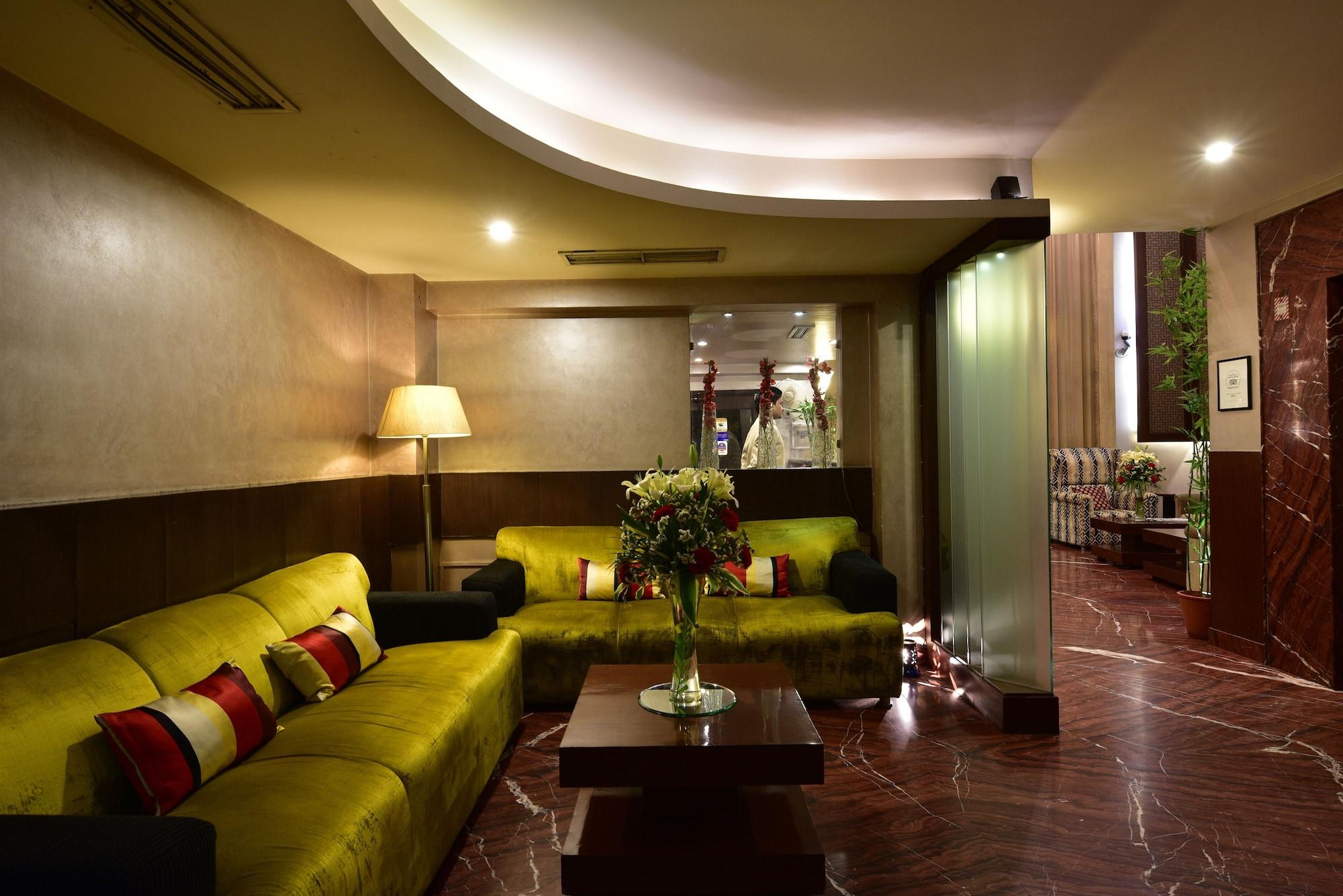 Vista Lobby Hotel Surya Plaza