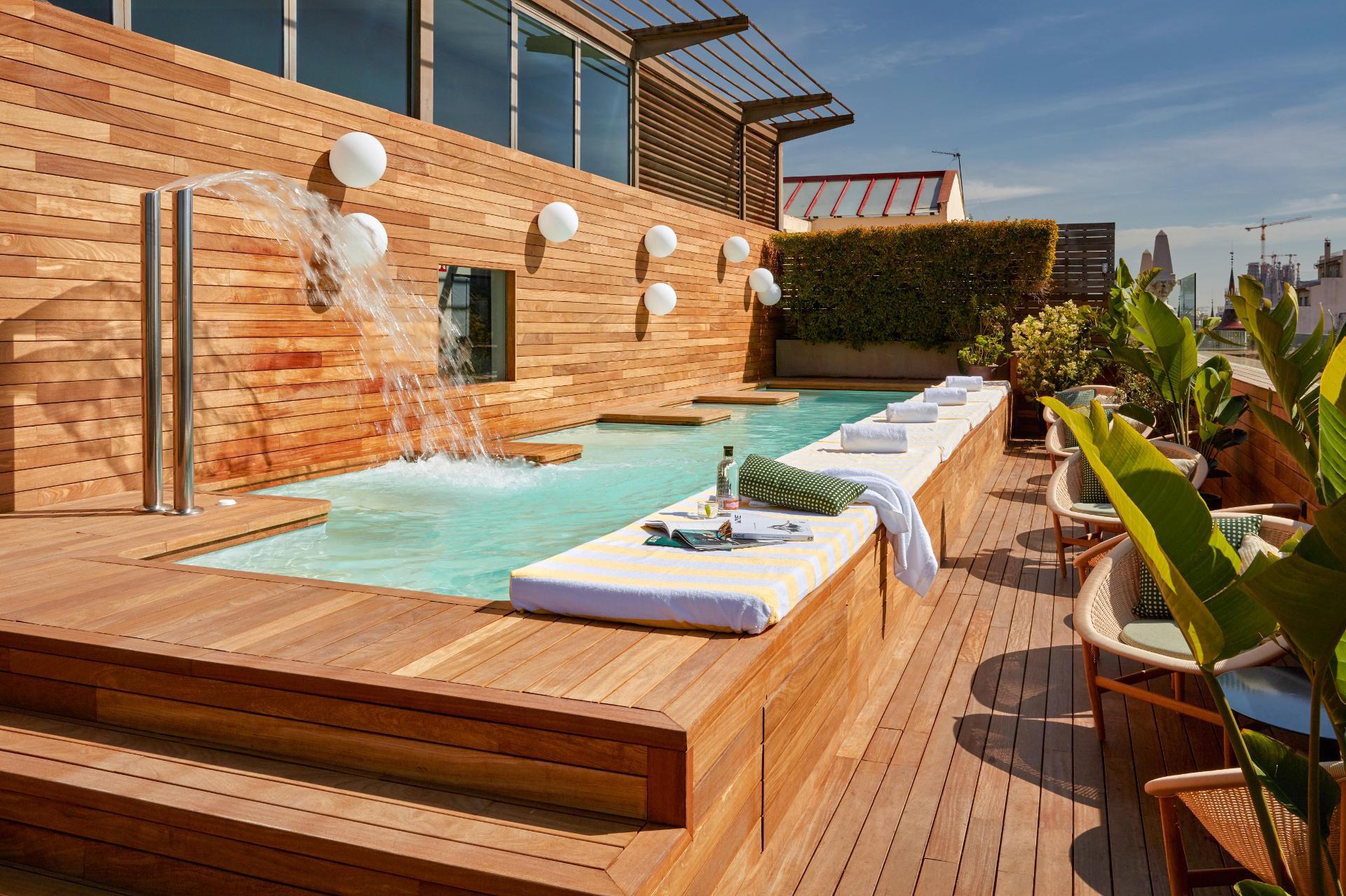 Vista Piscina Sir Victor Hotel, part of Sircle Collection