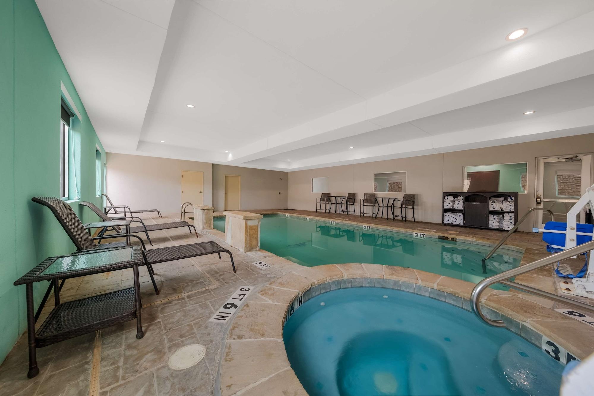 Vista Piscina Best Western Bowie Inn & Suites
