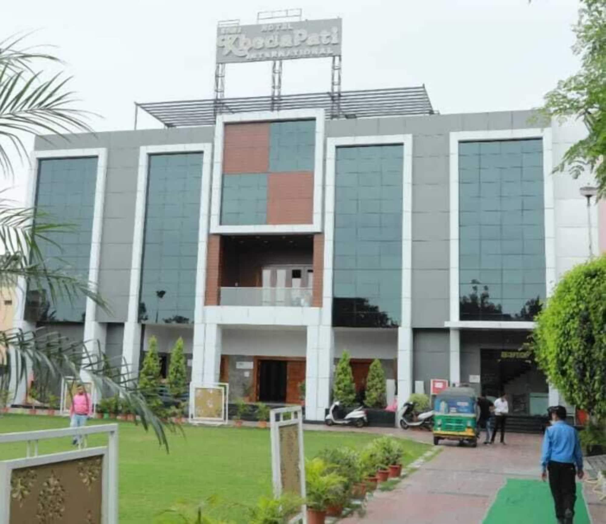 Vista Exterior Hotel Shri Khedapati International
