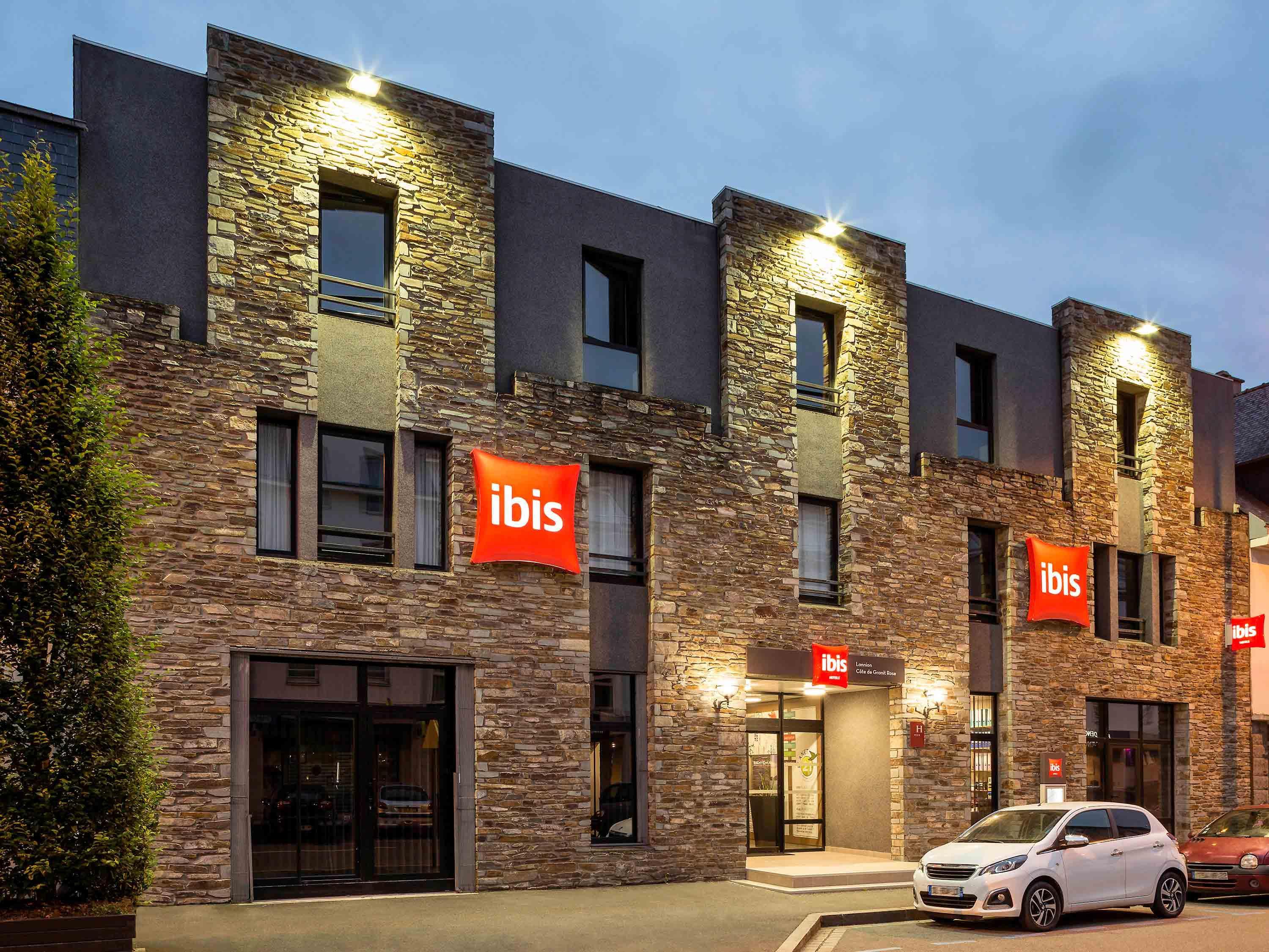 Vista Exterior ibis Lannion Cote de Granit Rose