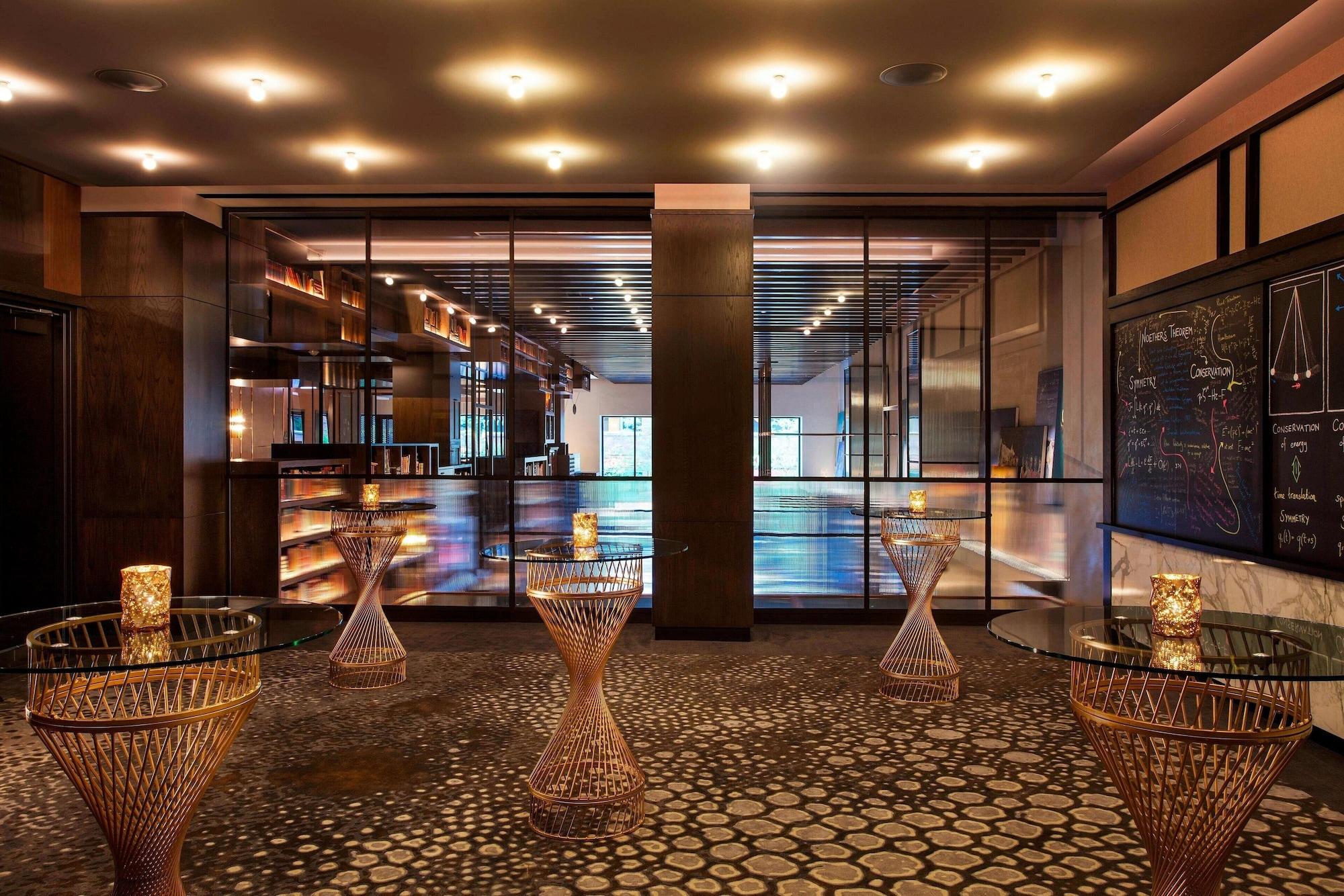 Vista Lobby Hotel EMC2, Autograph Collection