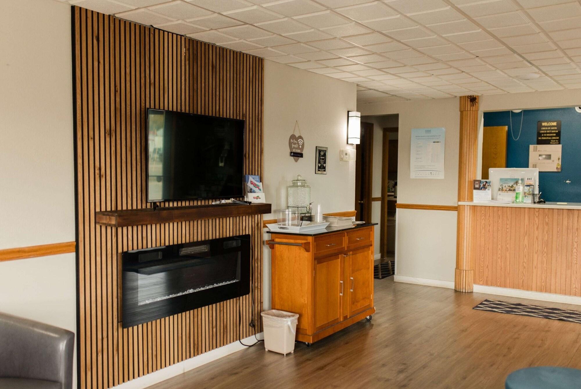 Vista Lobby Travelodge by Wyndham Escanaba