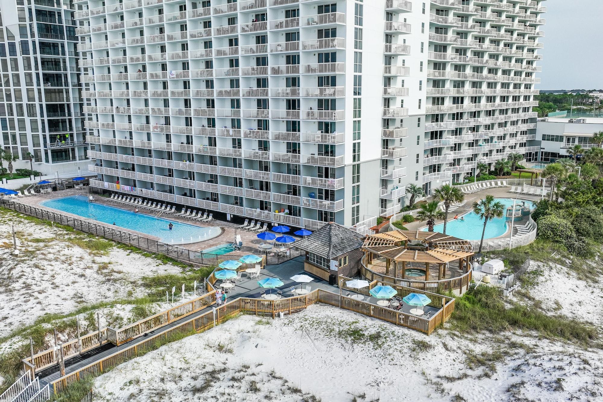 Vista Exterior Pelican Beach Resort by Colasan